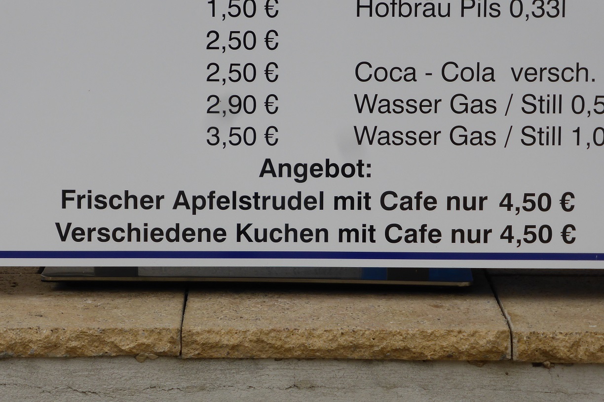 Apfelstrudel-mit-Cafe-verkleinert-P1120683