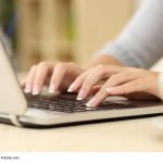 Detailaufnahme: jemand schreibt auf einem Laptop