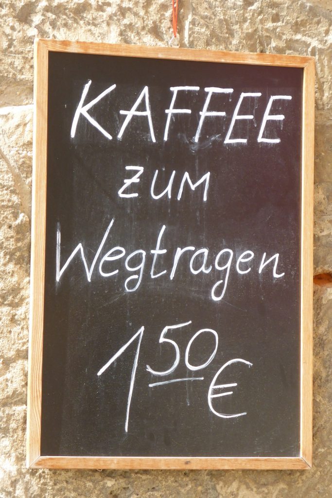 Schild mit Aufschrift Kaffee zum Wegtragen