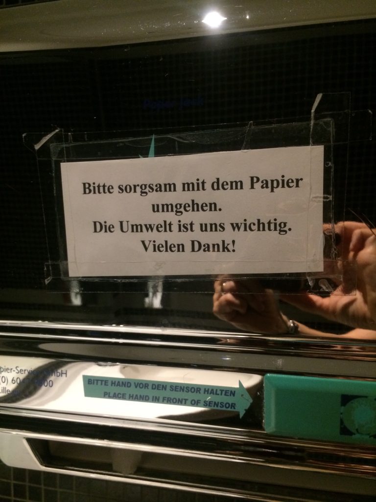falsches Adjektiv in der Toilette - sorgsam statt sparsam