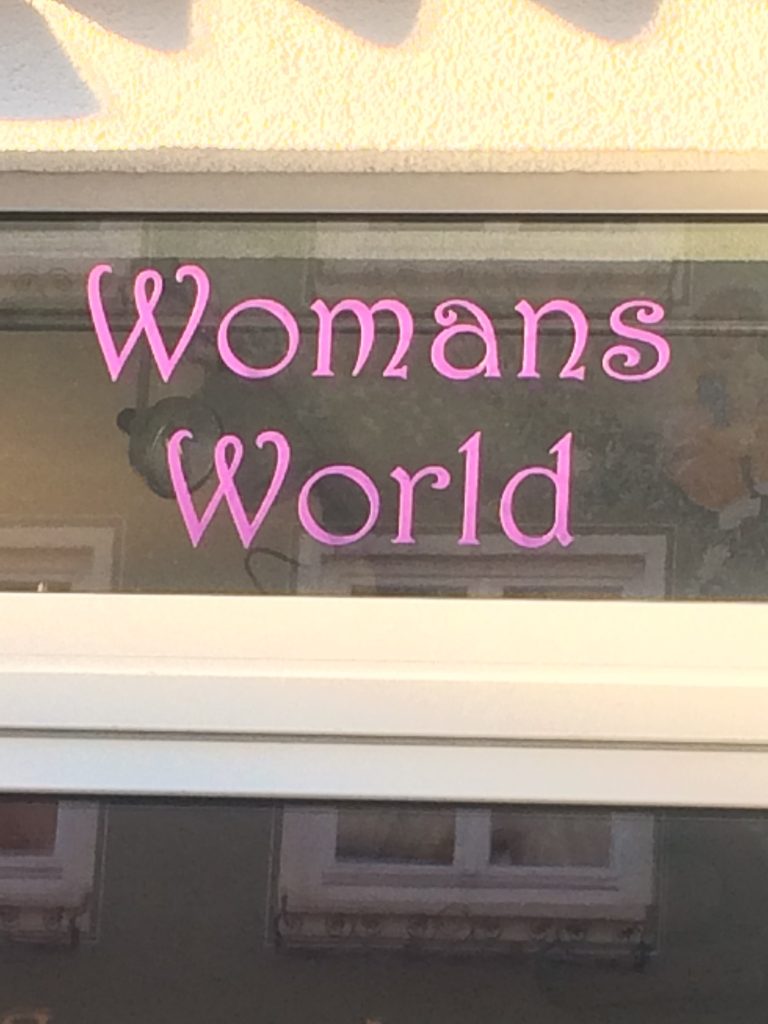 Womans World - fehlender Apostroph im englischen Genitiv